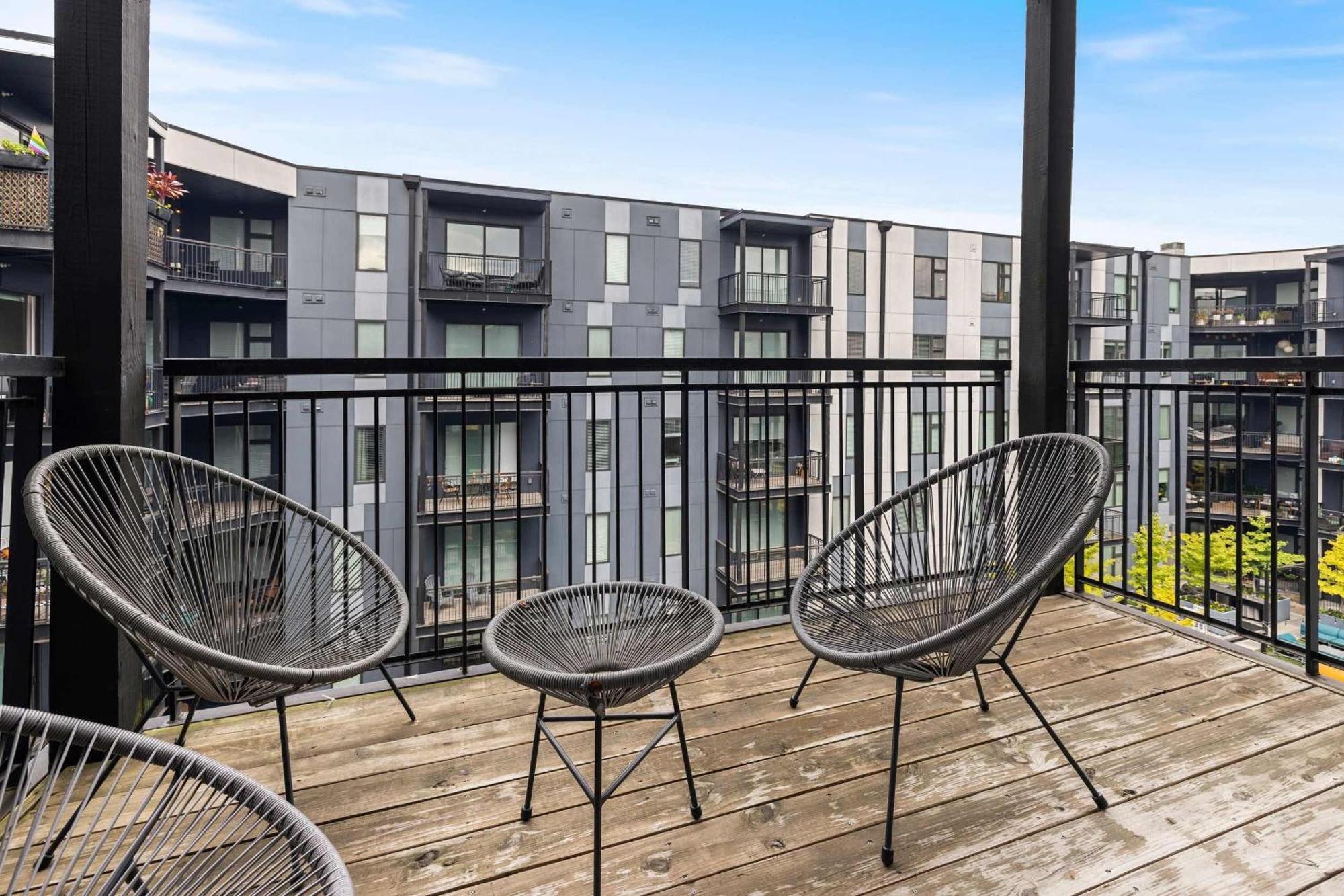 Apartment Modern Nulu 2br Cozysuites 09 Louisville