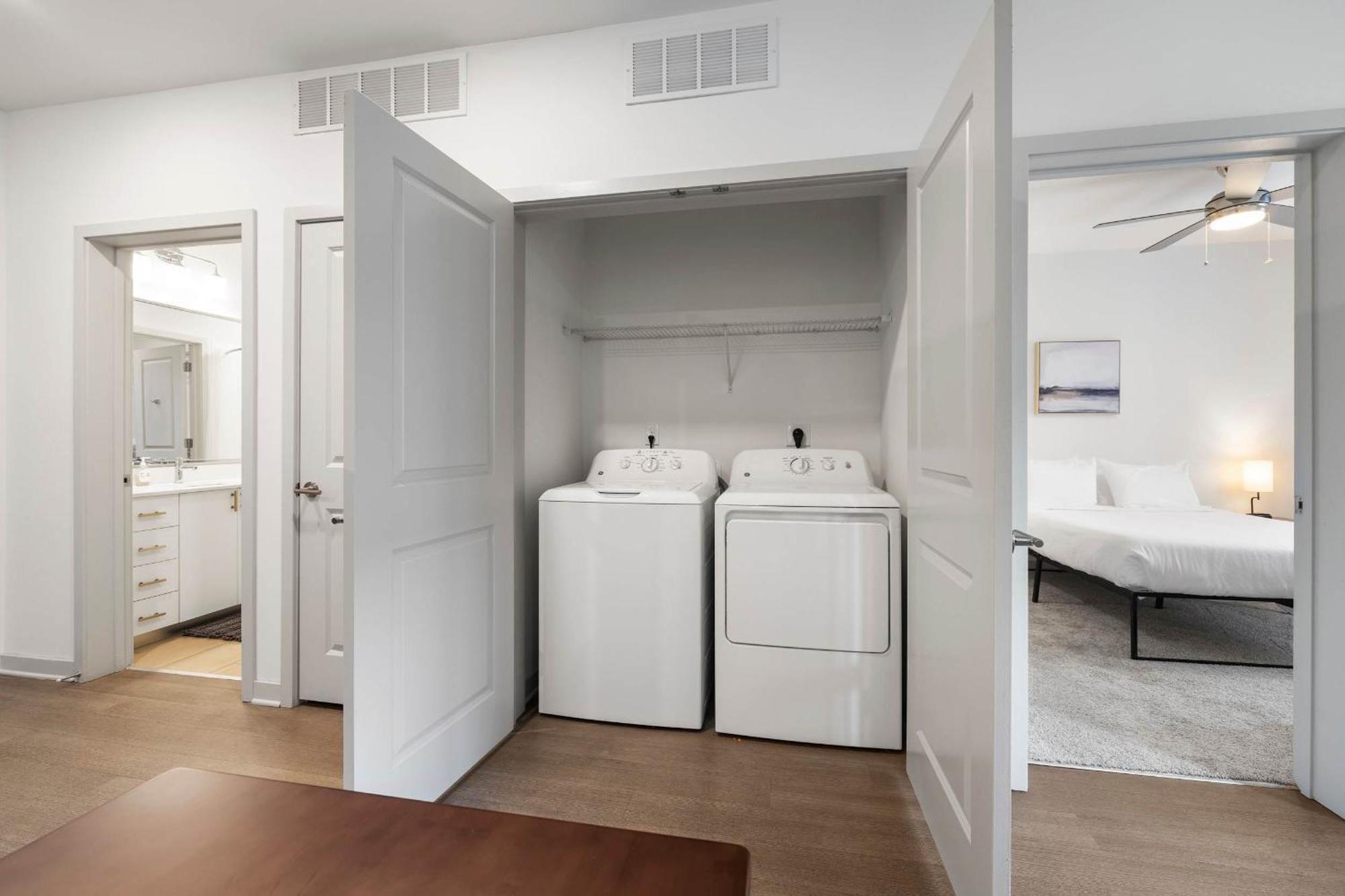 Modern Nulu 2br Cozysuites 09 Apartment Louisville