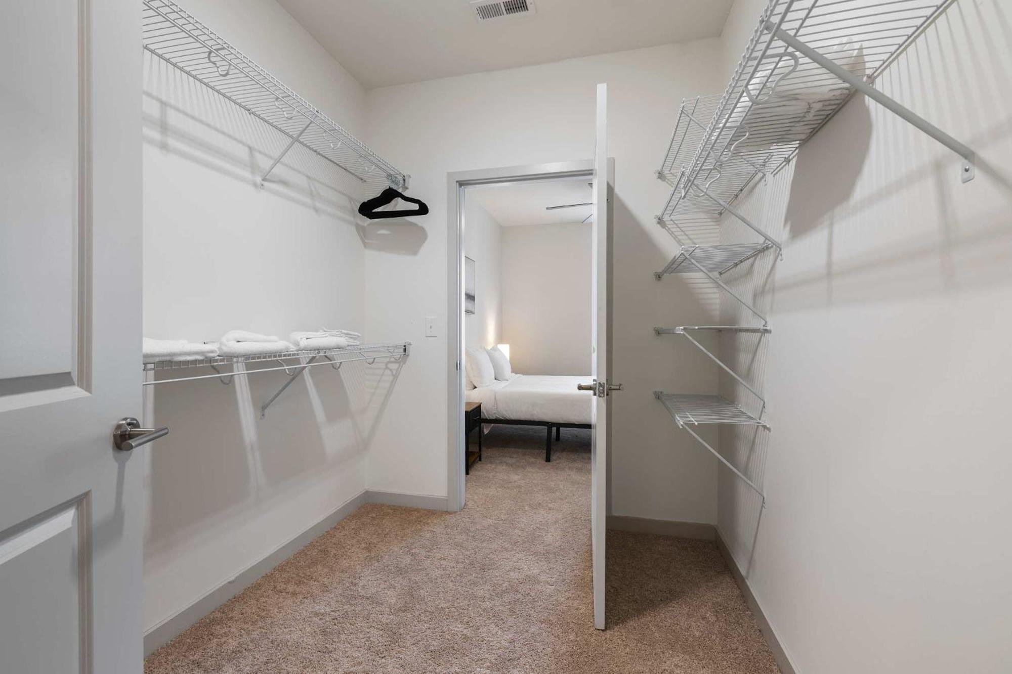 Modern Nulu 2br Cozysuites 09 * Louisville